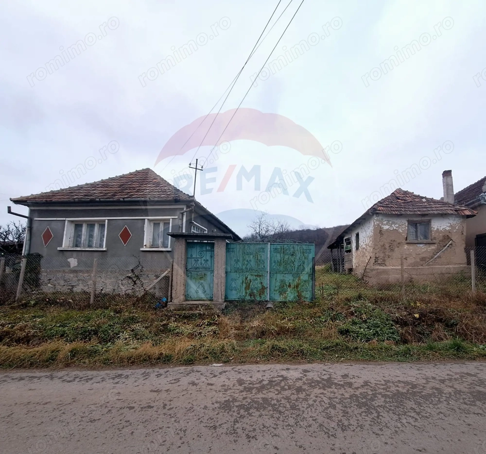 Casă  cu 2 camere si teren de vanzare