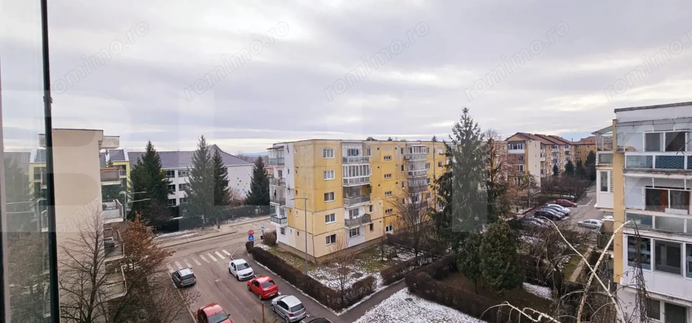 Apartament generos: 97,5 mp, 5 camere, 2 băi mari