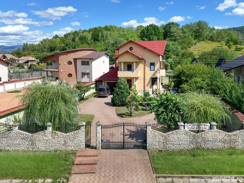 Casă de vânzare   110 mp, curte spațioasă și grădină verde