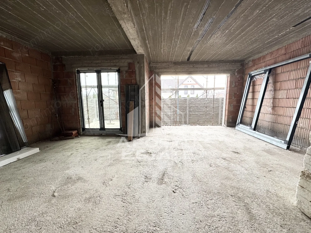 Duplex cu 4 camere, bucatarie separata, toate utilitatile, la asfalt.