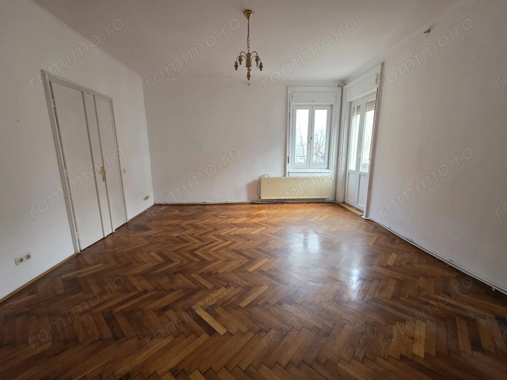 De închiriat apartament 3 camere   Piața 700- 2539