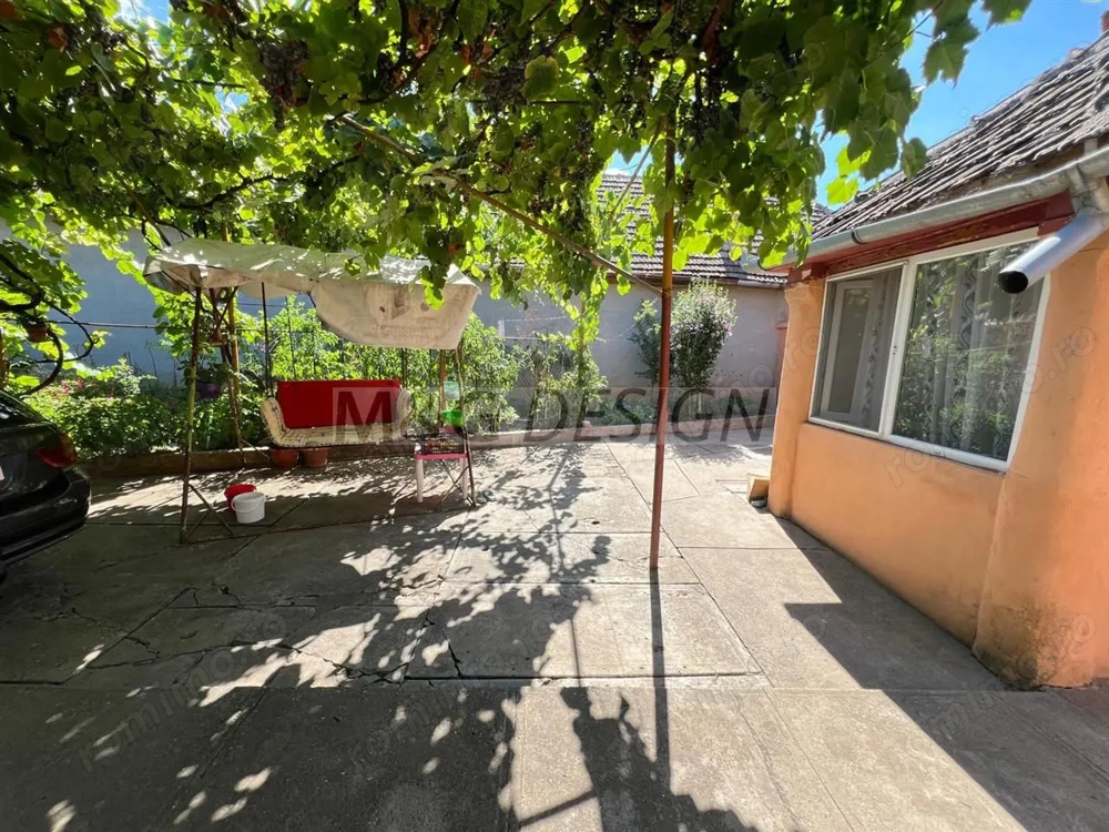 casa individuala Varias apa centrala pe gaz canalizare 1500mp