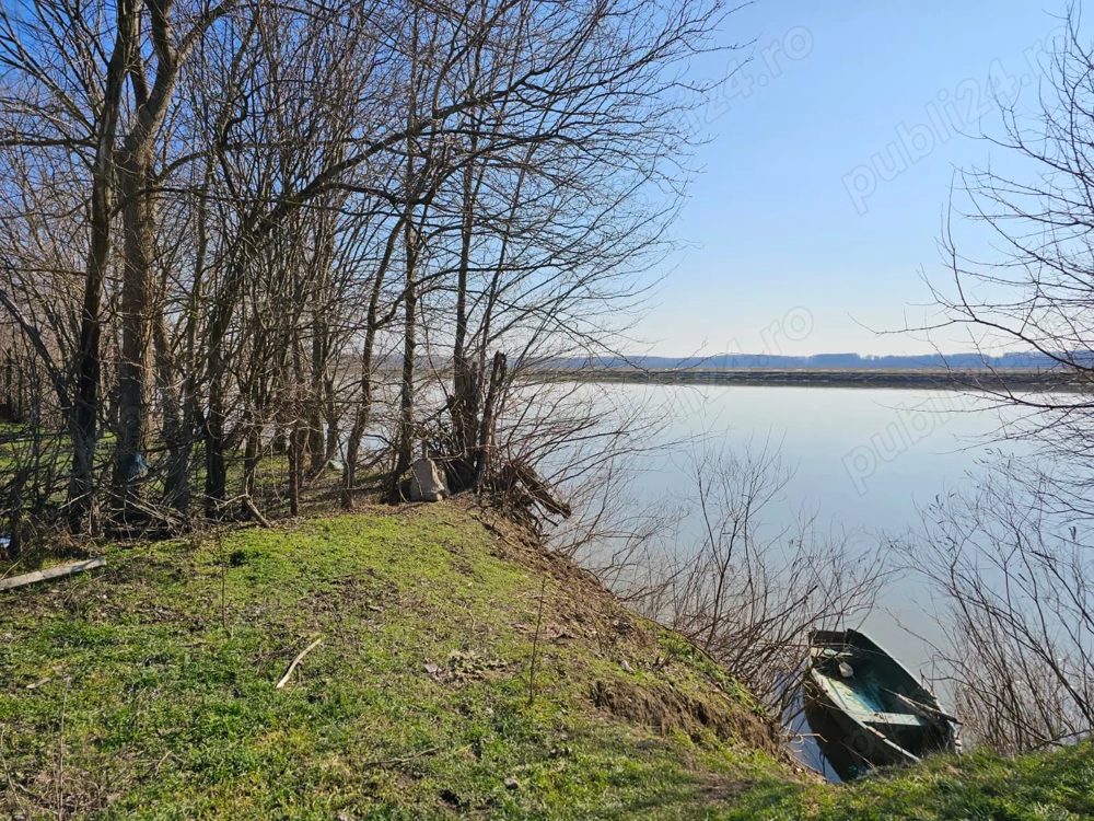 Vand teren intravilan cu deschidere la apa, asfalt, utilitati