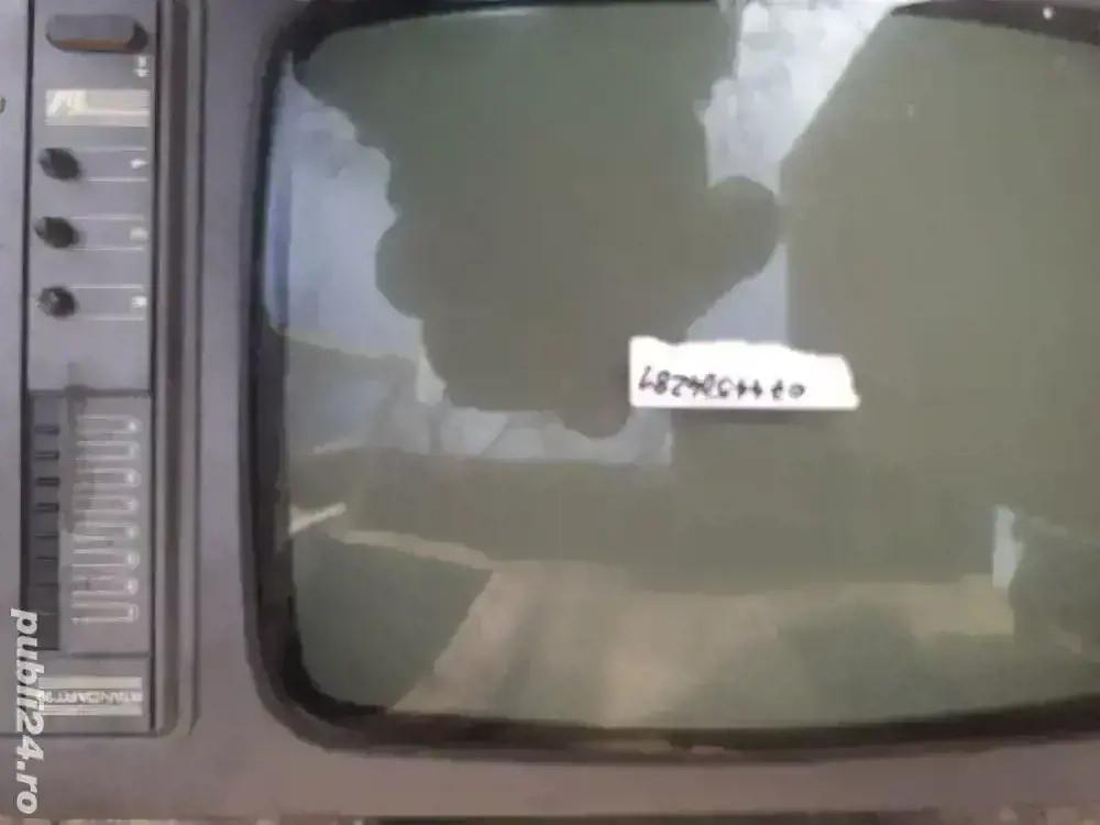 vand televizor alb negru vechi