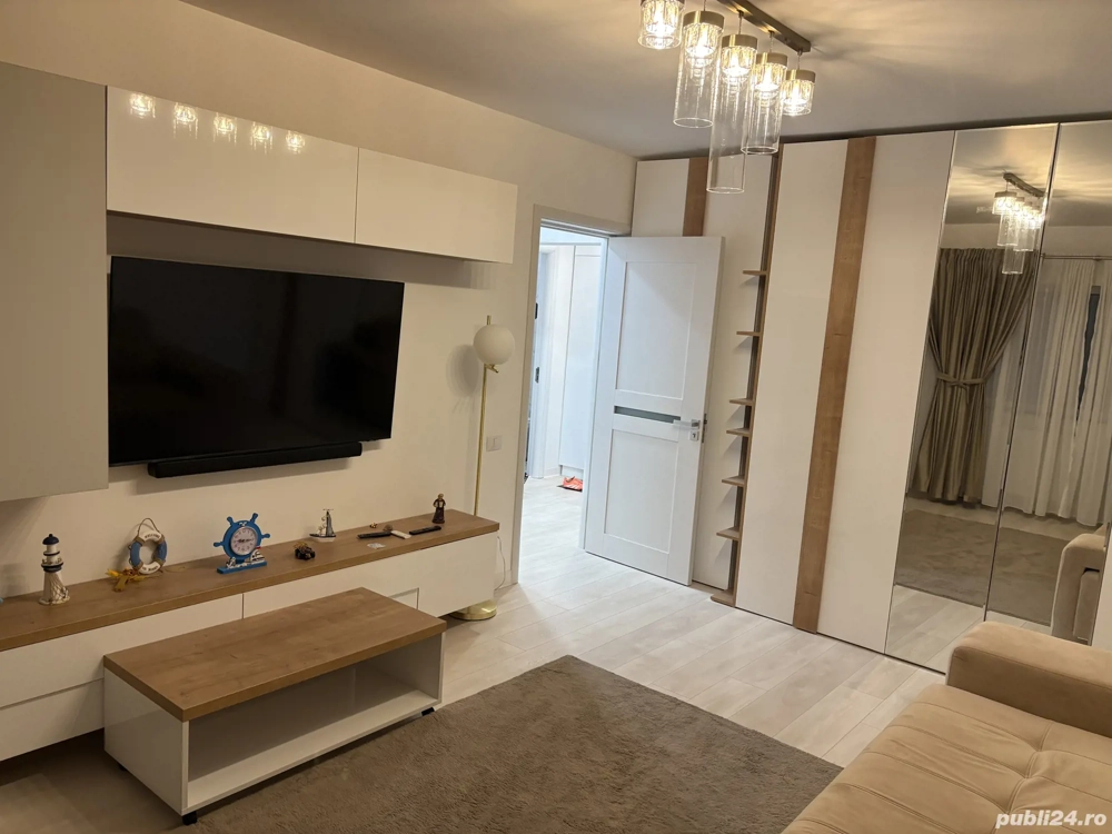 Vând apartament 3 camere amplasat in zona centrală și de lux.