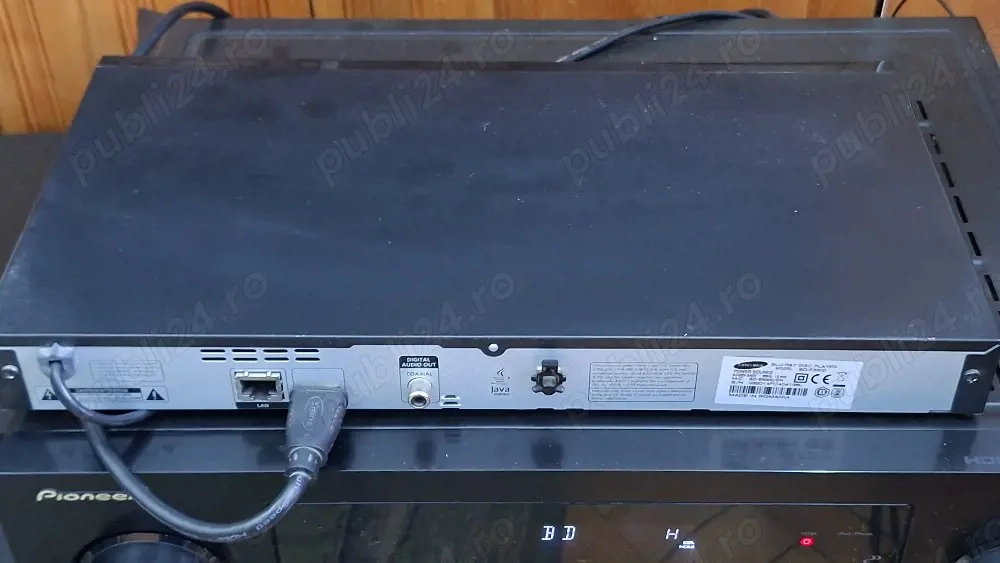 Blu-ray disc player Samsung BD-E5300 cu  telecomandă