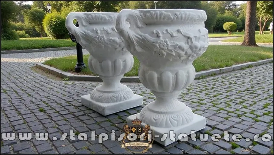 Vază ornament mare cu picior, alb, model V6.