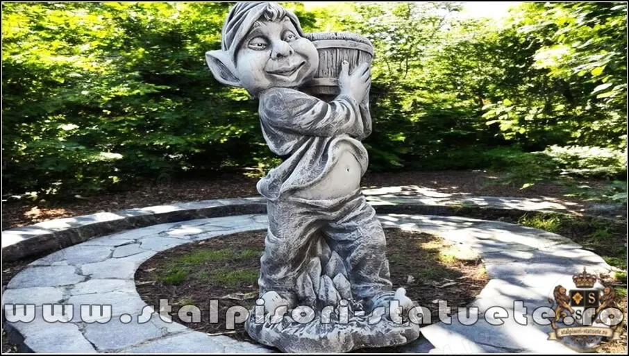 Statuetă pitic trol cu vază, din beton, model S58.