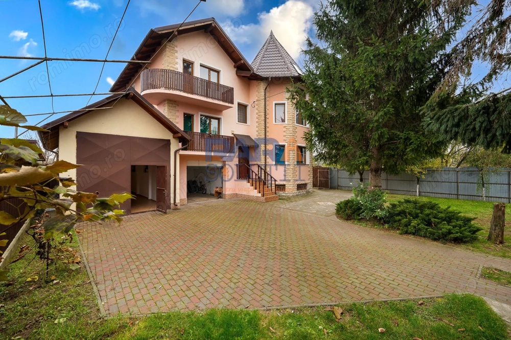 Vilă cu 6 dormitoare, 2 garaje, anexe multiple - 2076 mp teren