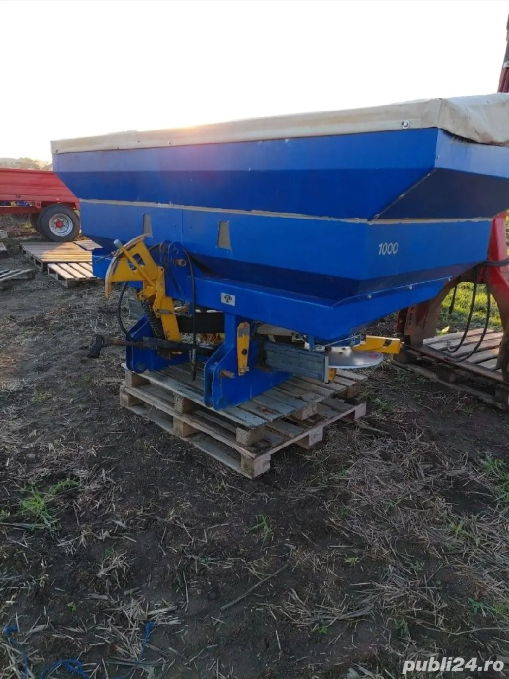 Vând distribuitor îngrașeminte (MEA)