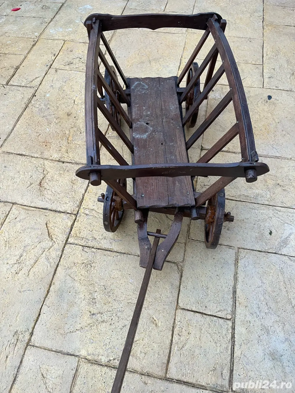 vand carut de lemn vintage