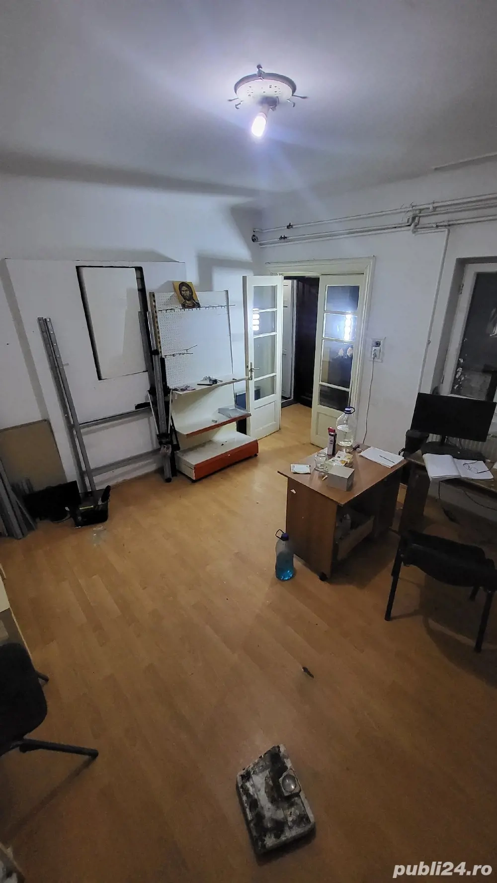 Caut colaborare frizer cu scule si mobilier