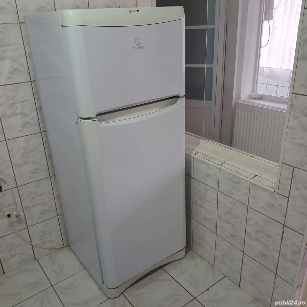 frigider alb Indesit 