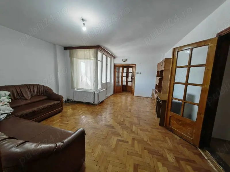 Apartament 3 camere de vânzare în Târgu Jiu, strada Republicii