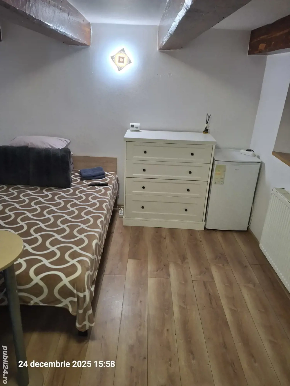 Vand garsoniera la casa pe strada de mijloc