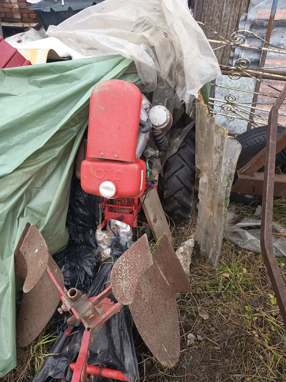 Motocultor pe benzină cu plug 