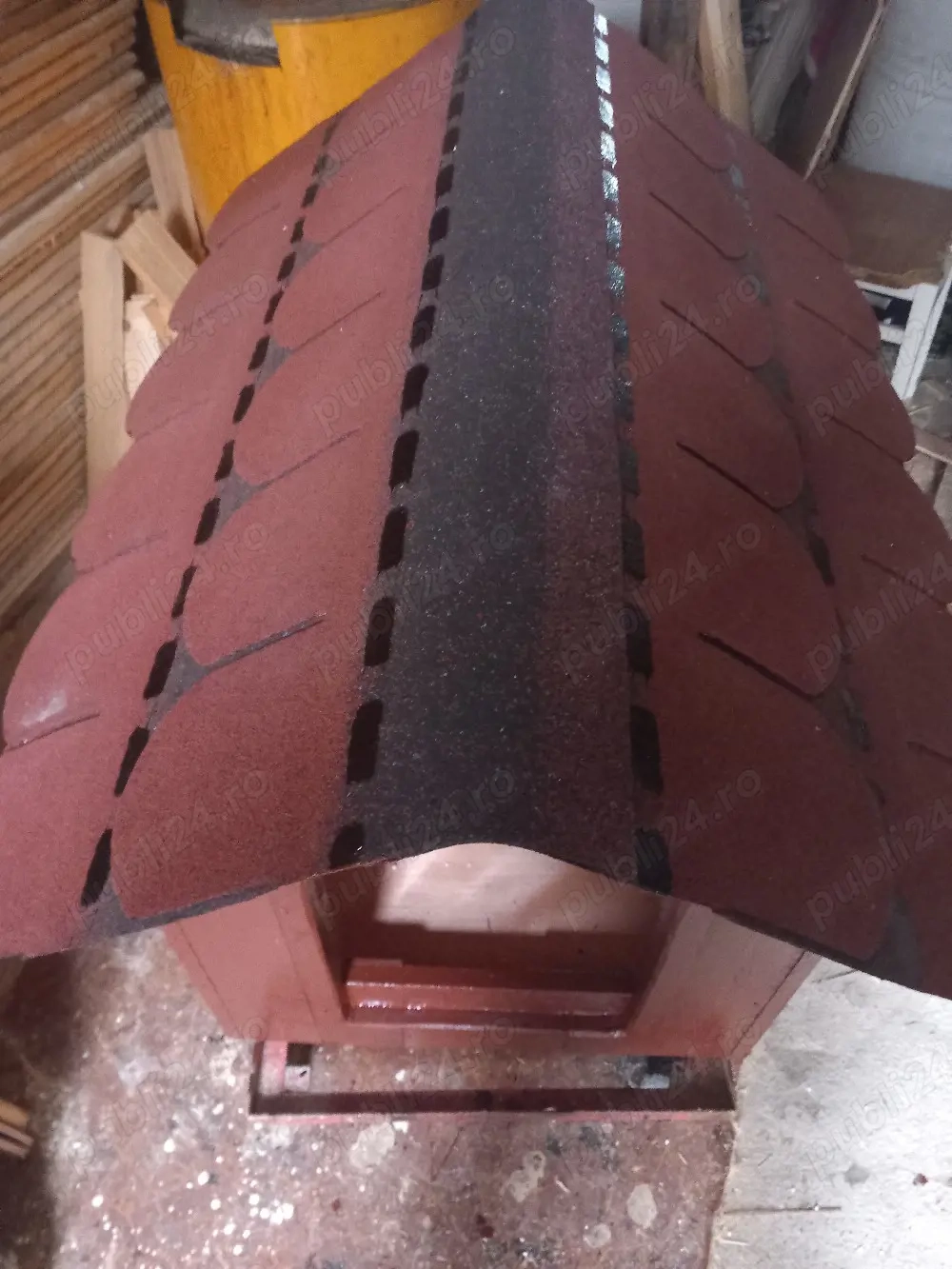 vînd cuscă pentru cîine din lemn de brad cu acoperiș din șindrile bituminată și izolată cu polistire