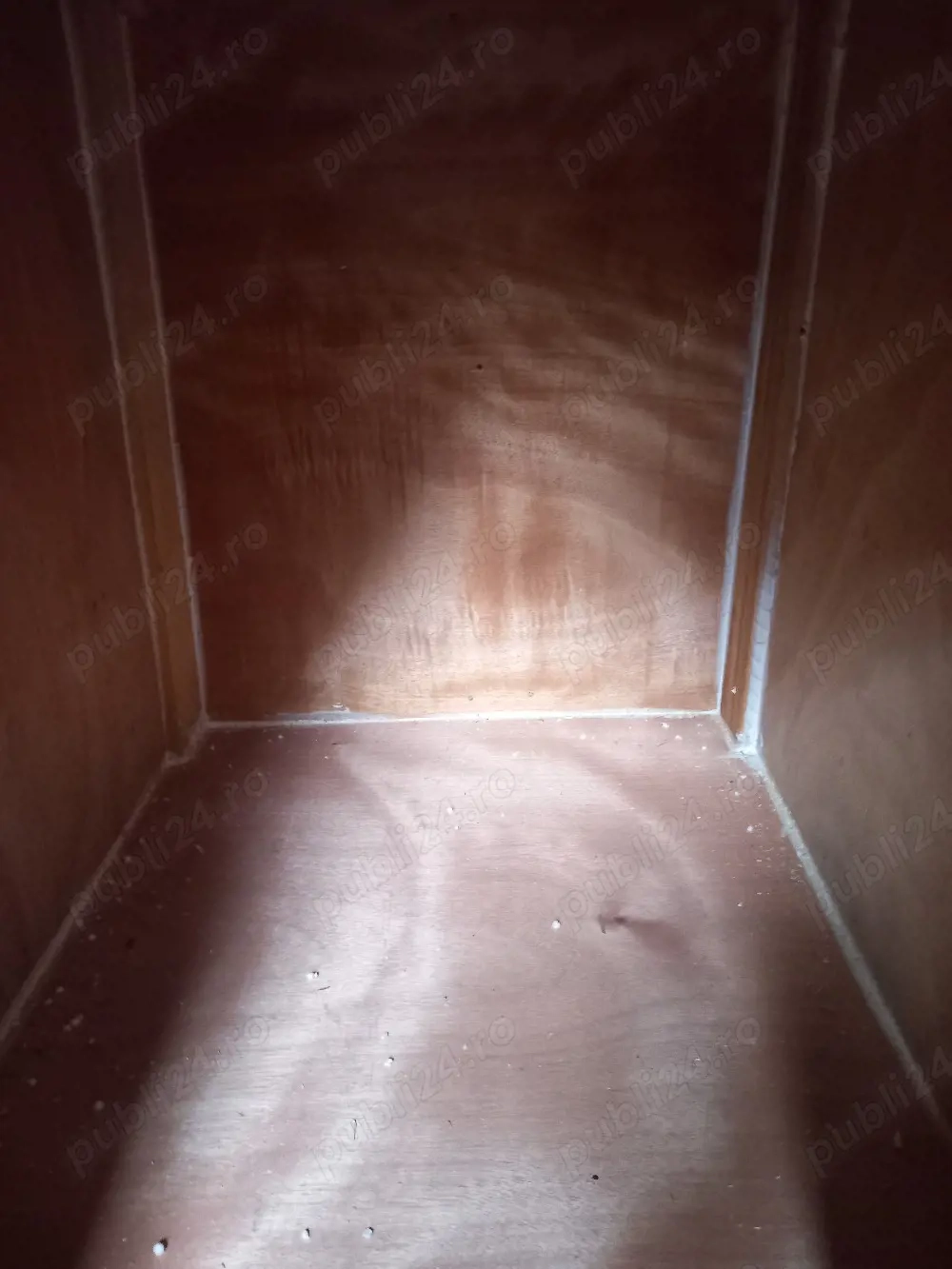 vînd cuscă pentru cîine din lemn de brad cu acoperiș din șindrile bituminată și izolată cu polistire