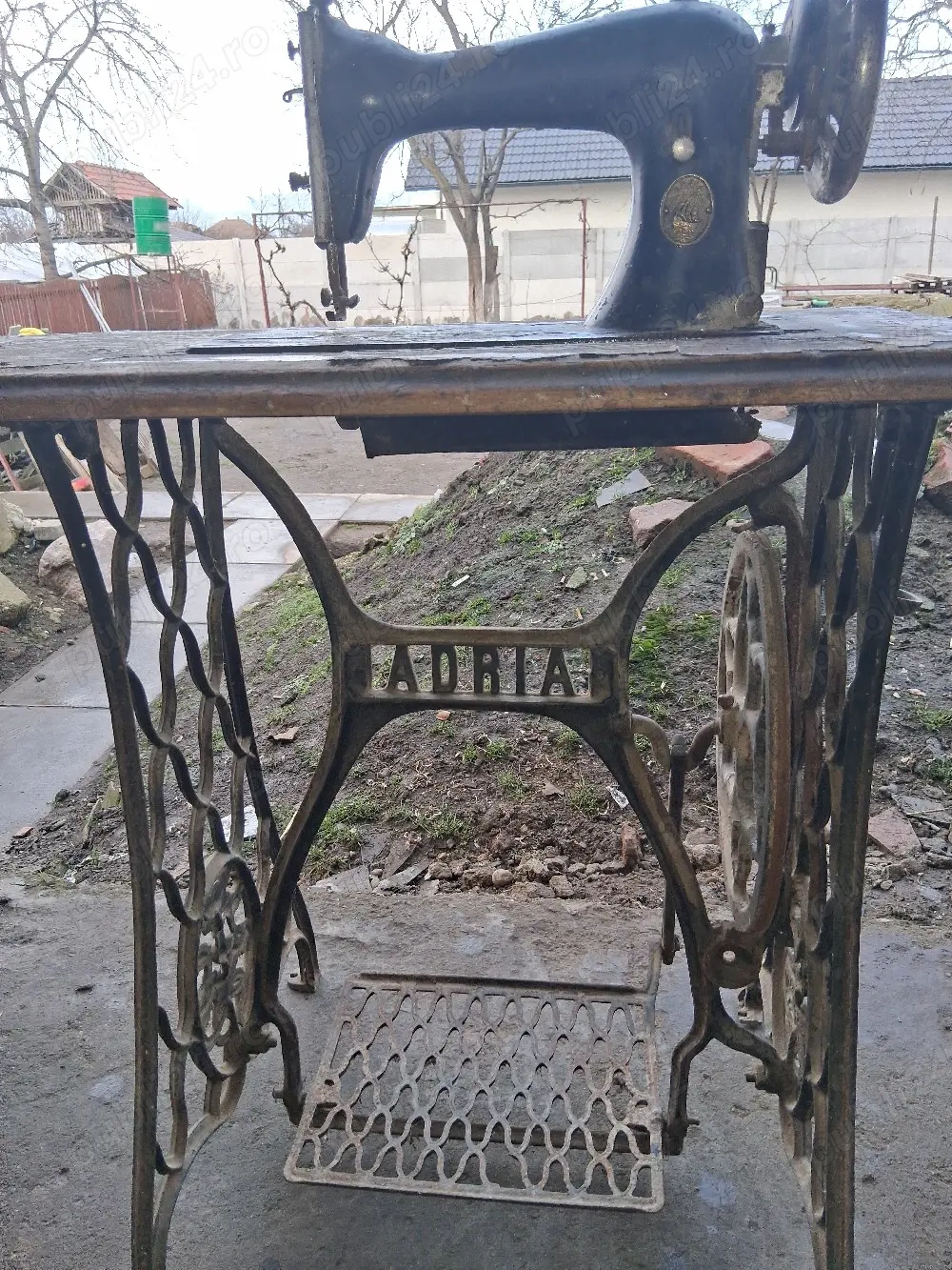 Vând  mașină de cusut 