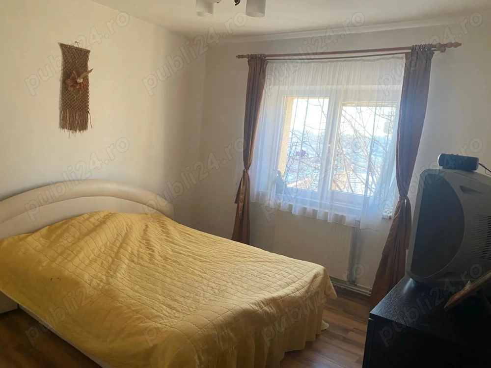 Inchiriez apartament cu 3 camere in zona Stadion