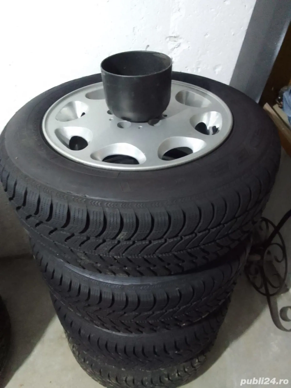 Vând jante impecabile w124 cu 4 pneuri noi de iarnă