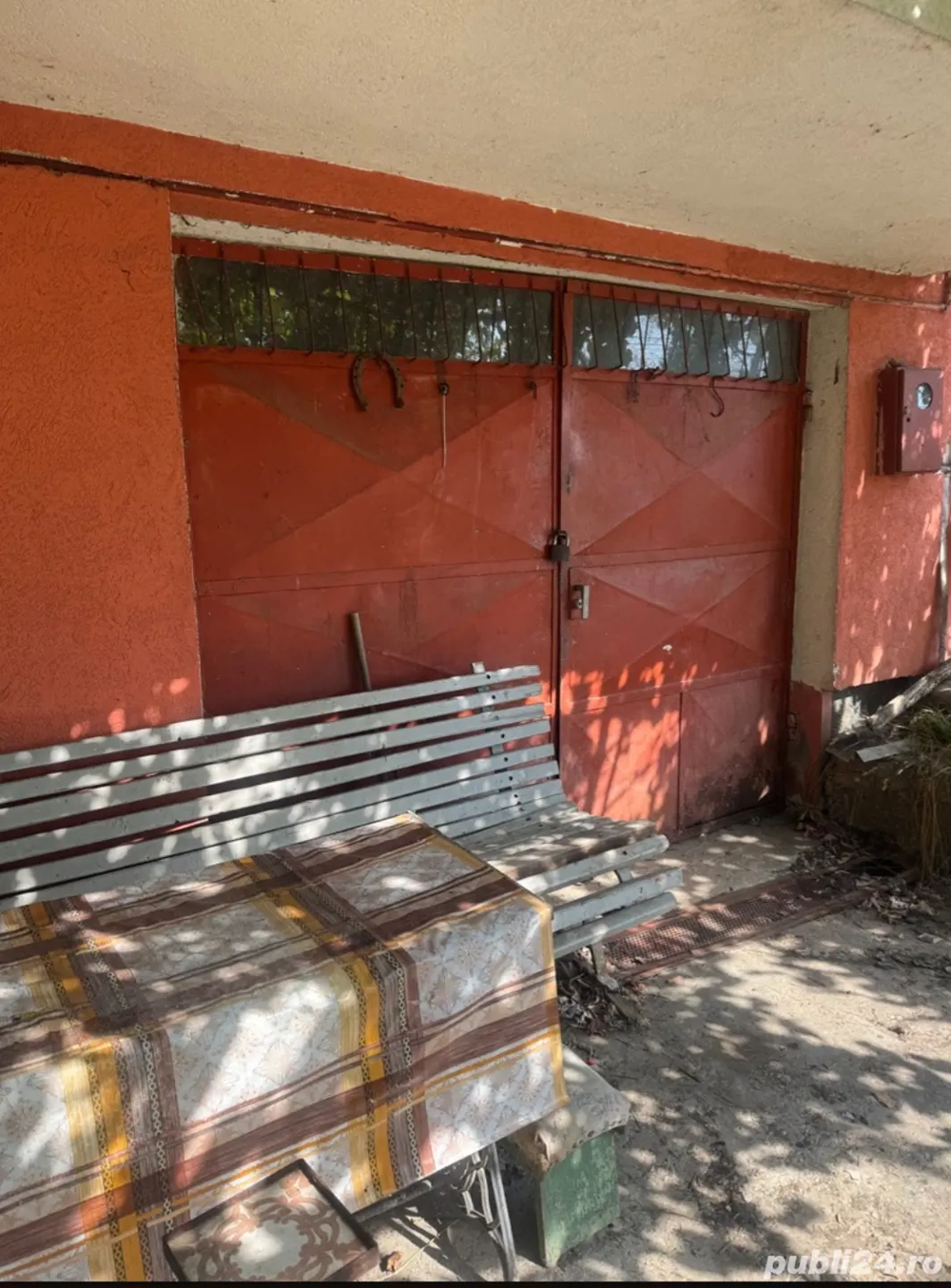 Casă spațioasă S+P+E 400 mp + terasă mare acoperită și grădină