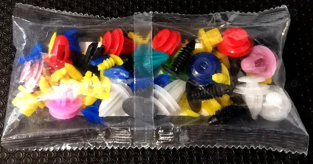 Set cleme auto din plastic