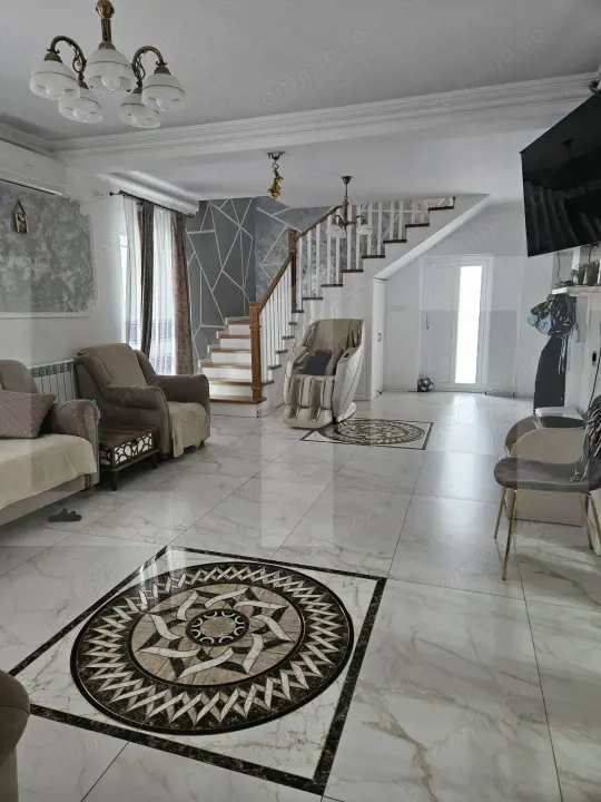 Proprietate modernă cu două locuințe – Zonă Centrală