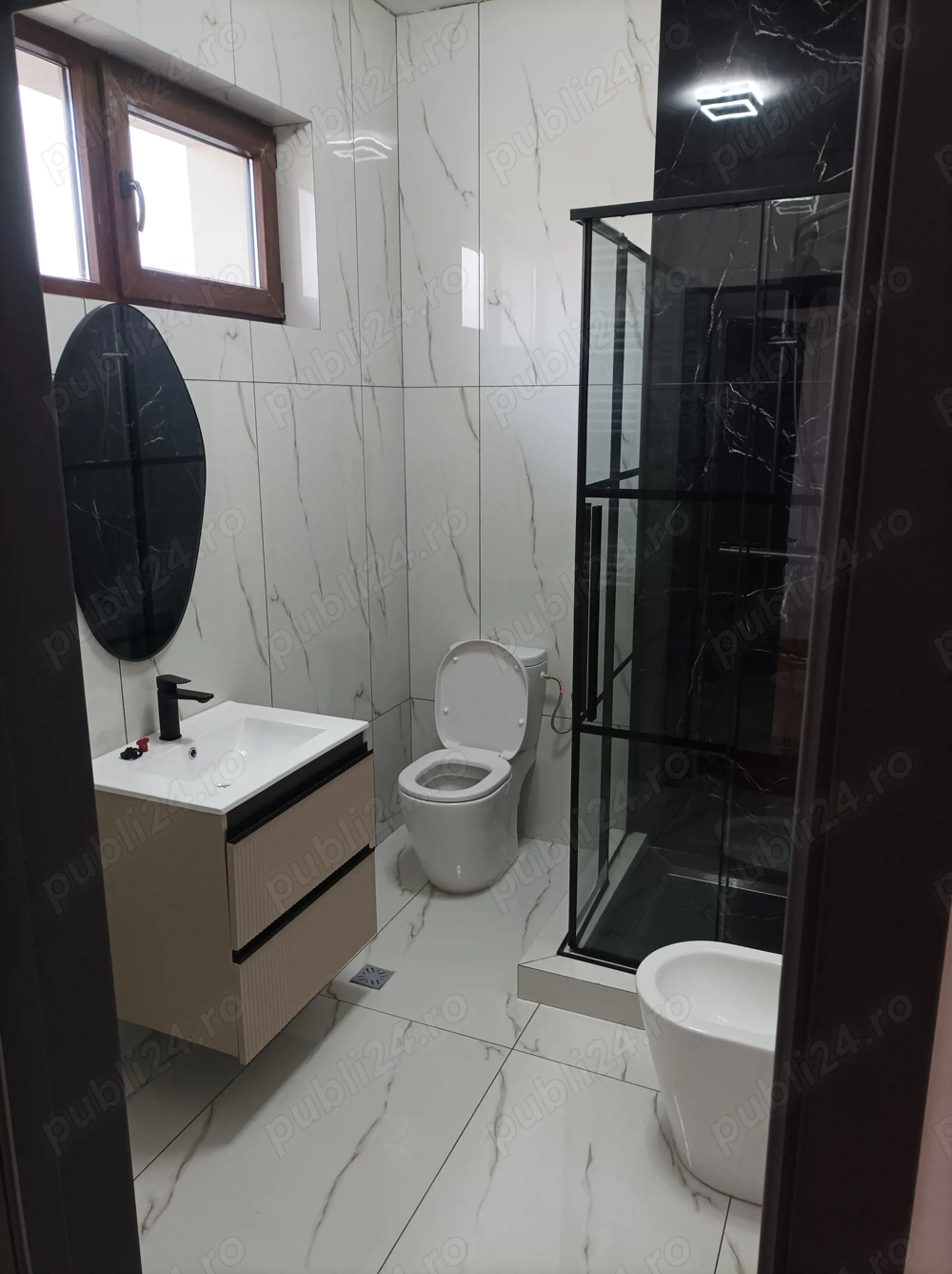 Închiriez două apartamente în Vinatori Neamt, Str Stefan cel mare Nr 232,în centrul localității CEC