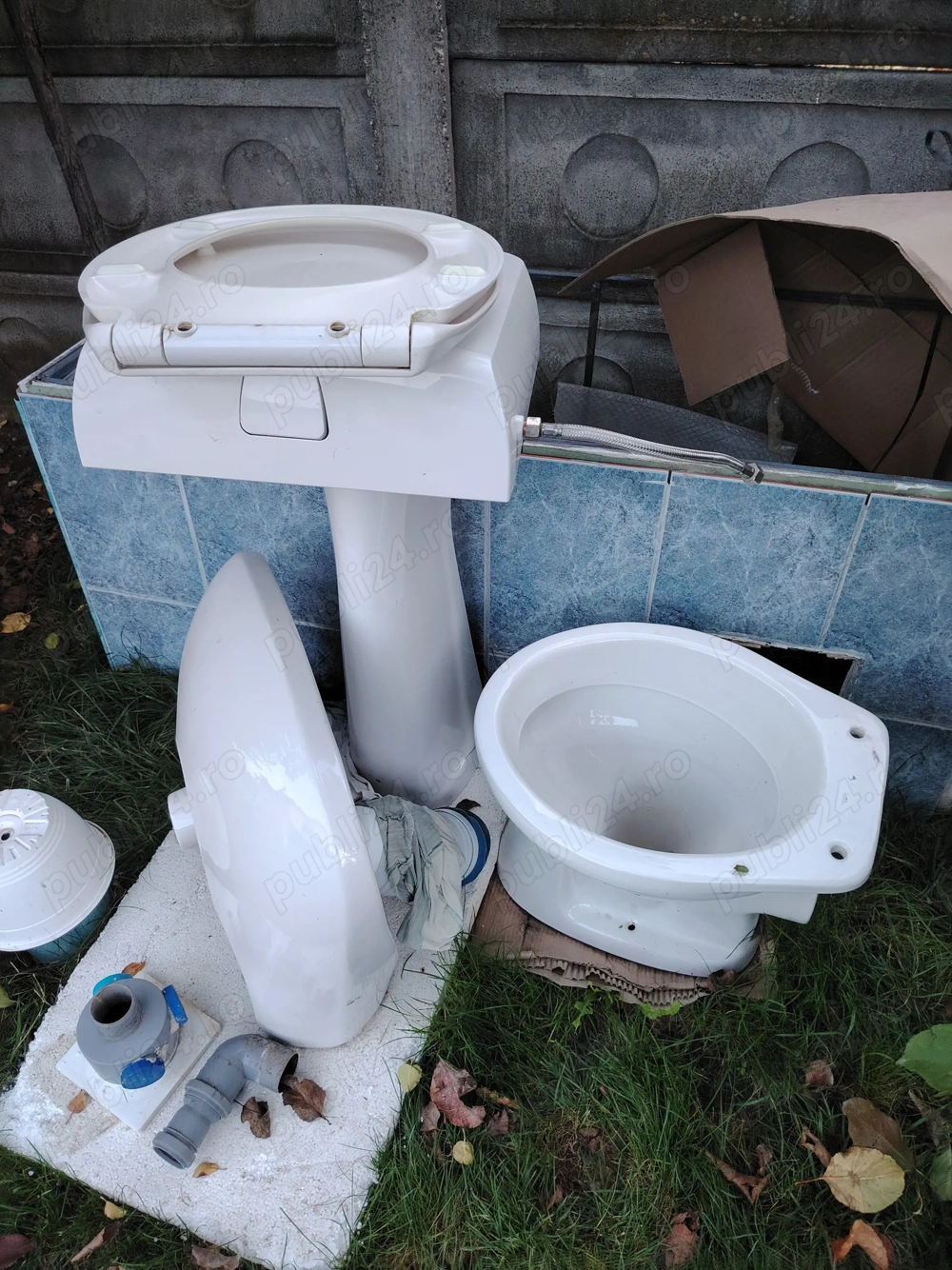 Vand set de baie compus din cada, chiuveta cu picior, vas wc cu capac.