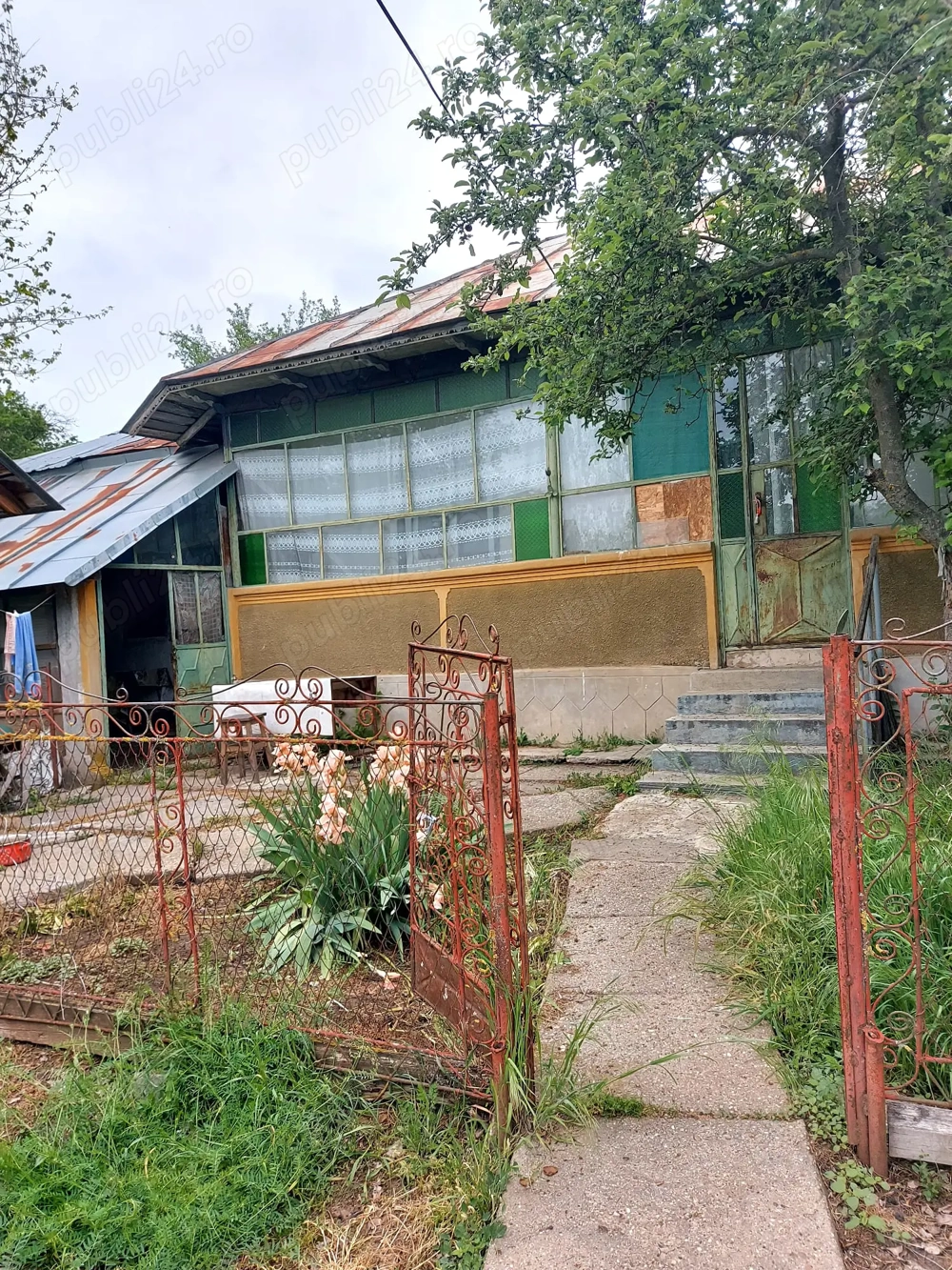 Casa batraneasca de vanzare