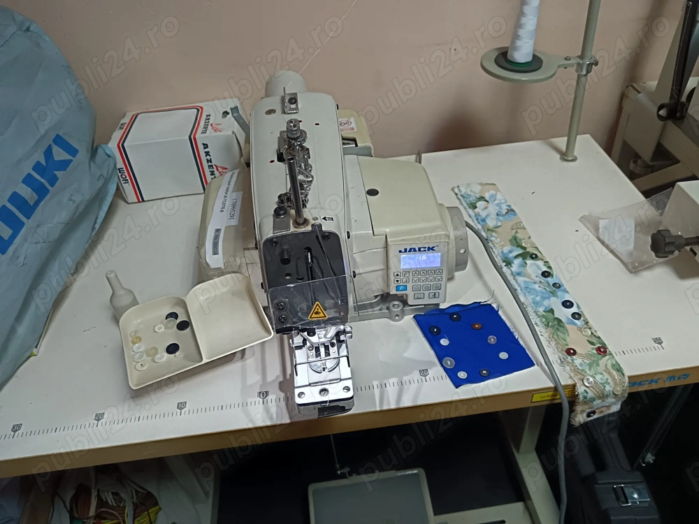 Mașina de cusut Nasturi 