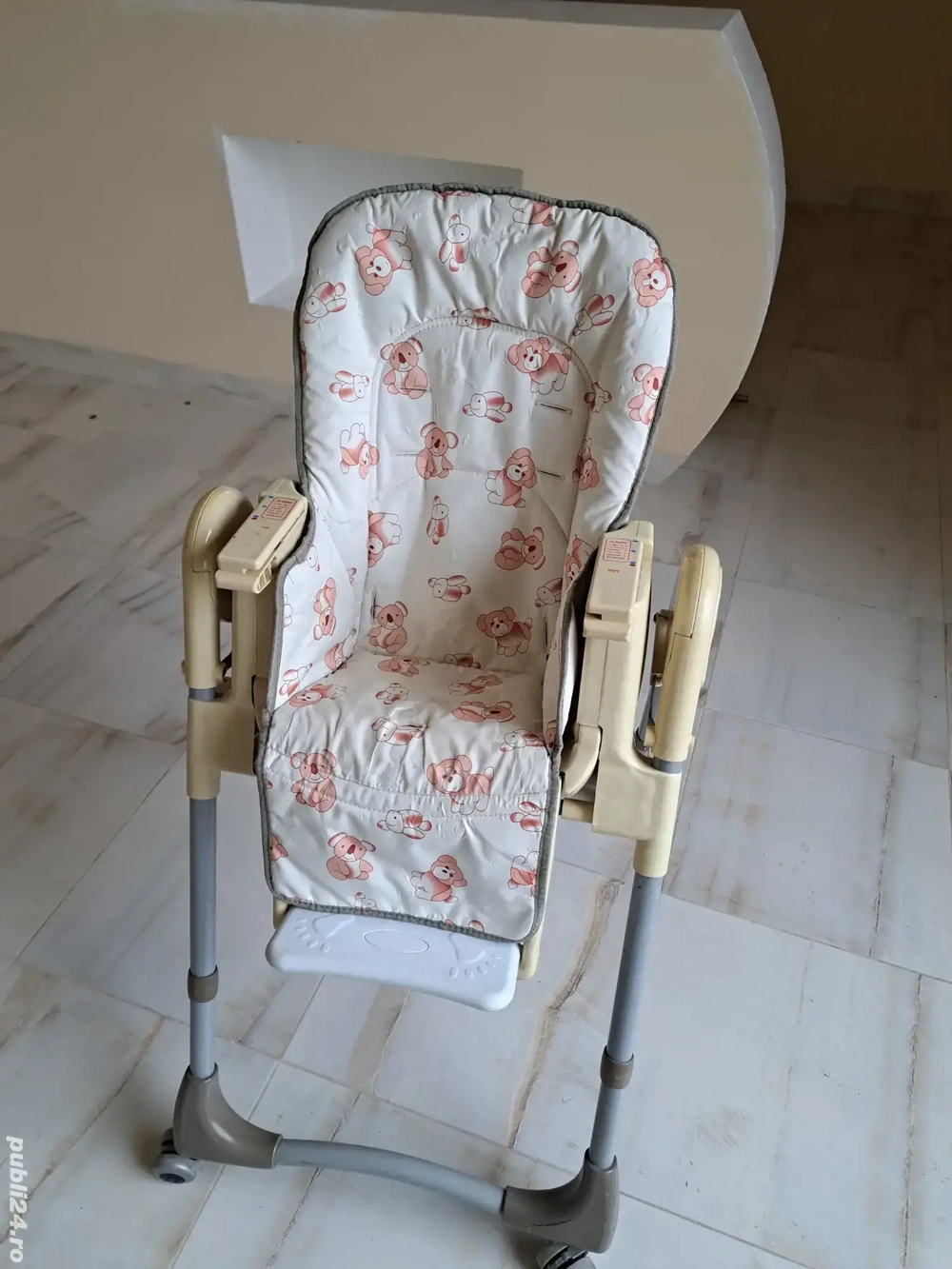 Scaun bebe cu măsuță de mancat