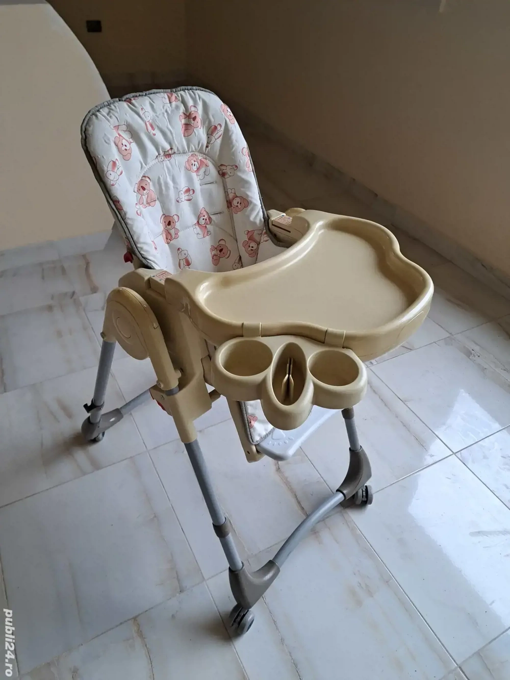 Scaun bebe cu măsuță de mancat