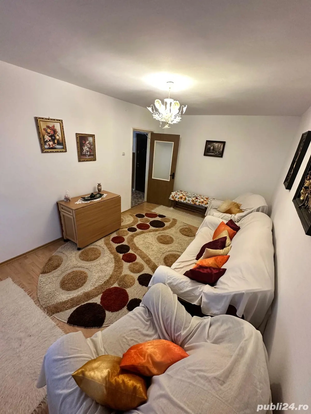 Se vinde apartament cu 3 camere, situat în Comănești, Bacău, etaj 4.