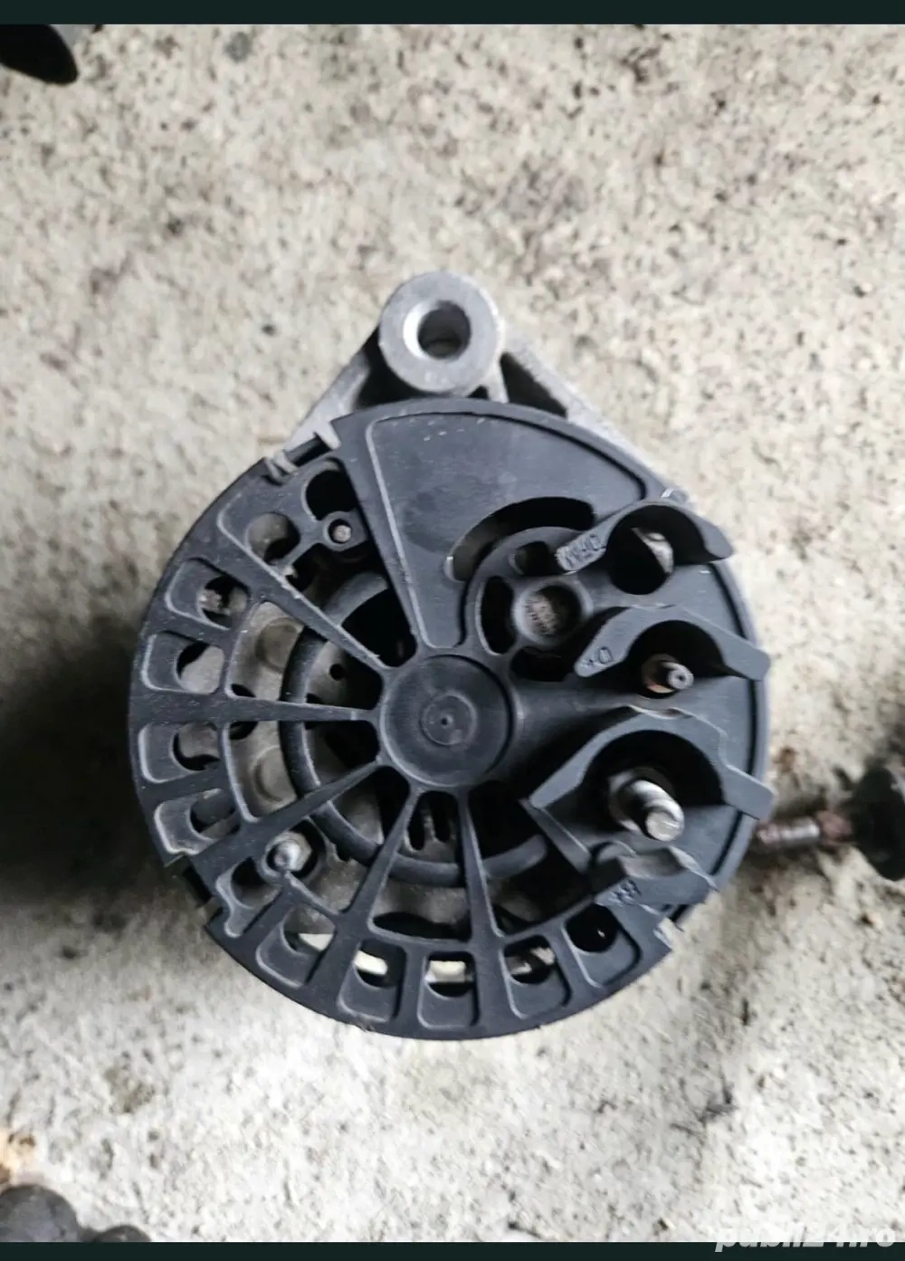 se vinde alternator opel astra h 1.9