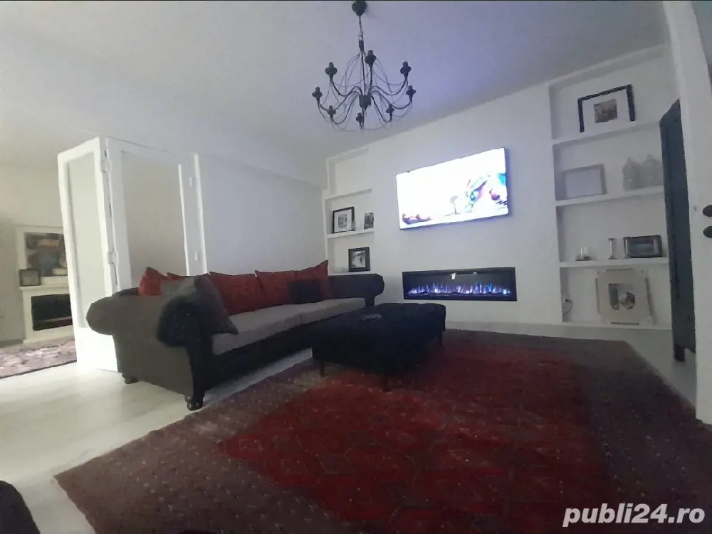 Pers. Fizică Vând Apartament zona Central, 4 camere  în Vila cu gradina interioara  și spațiu în CF 