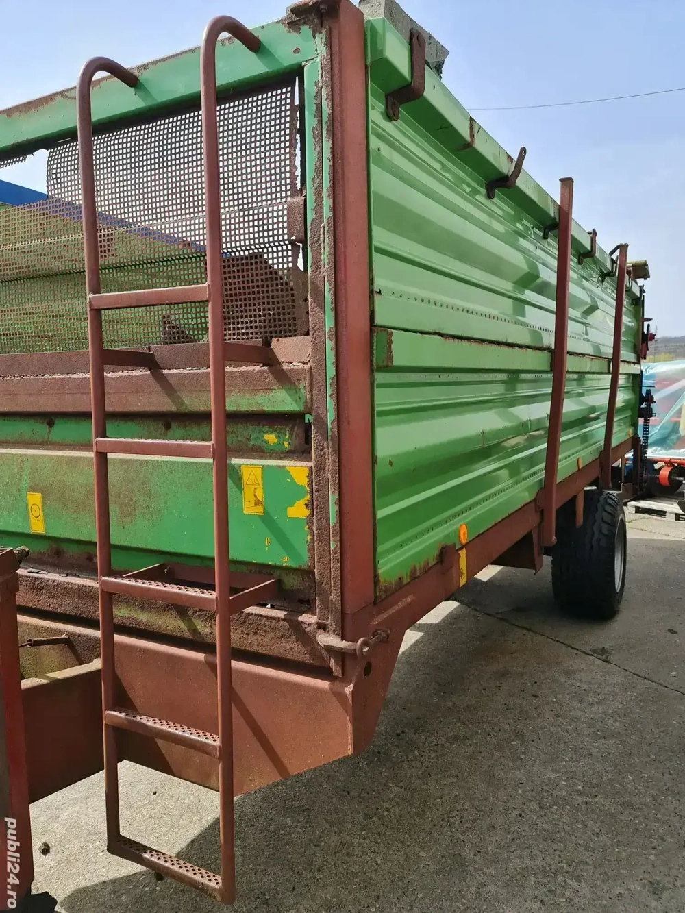 Remorca de transport si imprastiat gunoi 8T ,marca Strauttman&Sohne