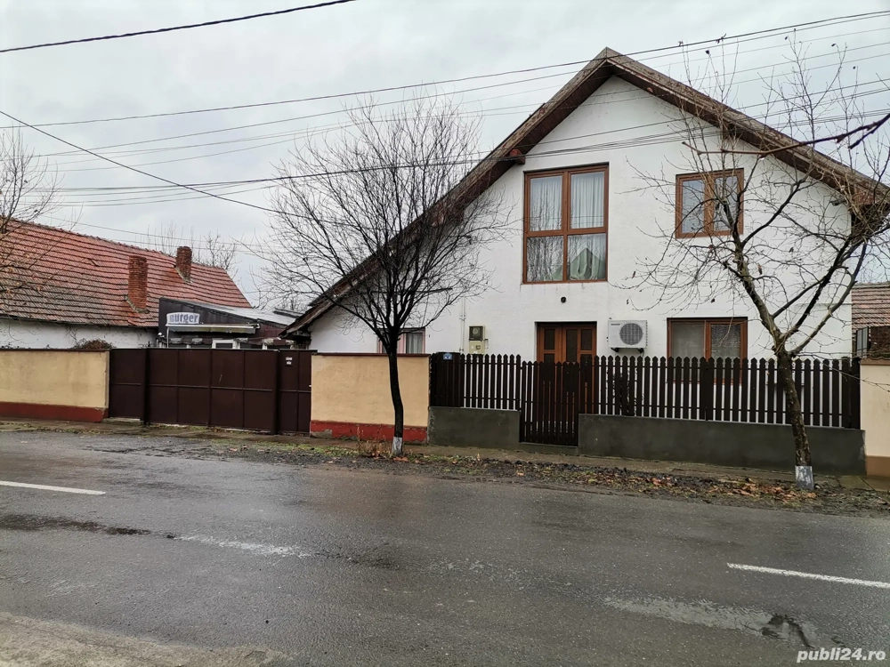 Vând casă și spațiu comercial