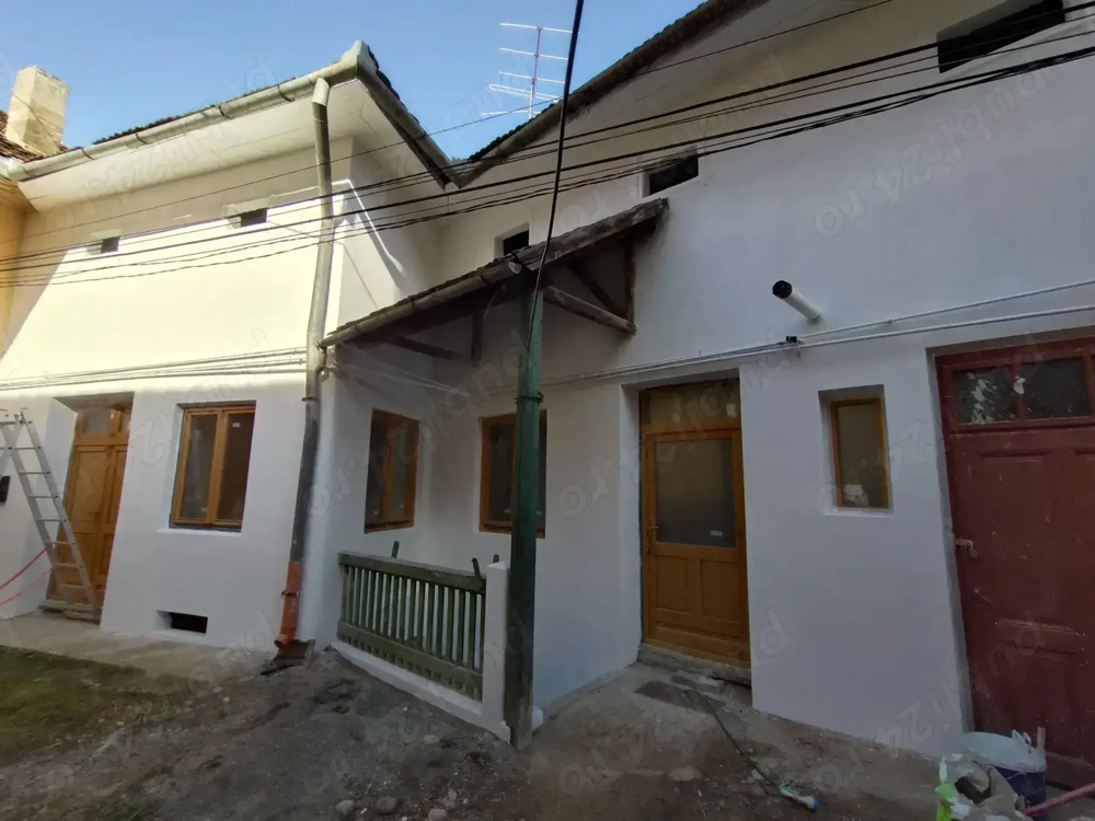 Casa apartament în curte comuna 