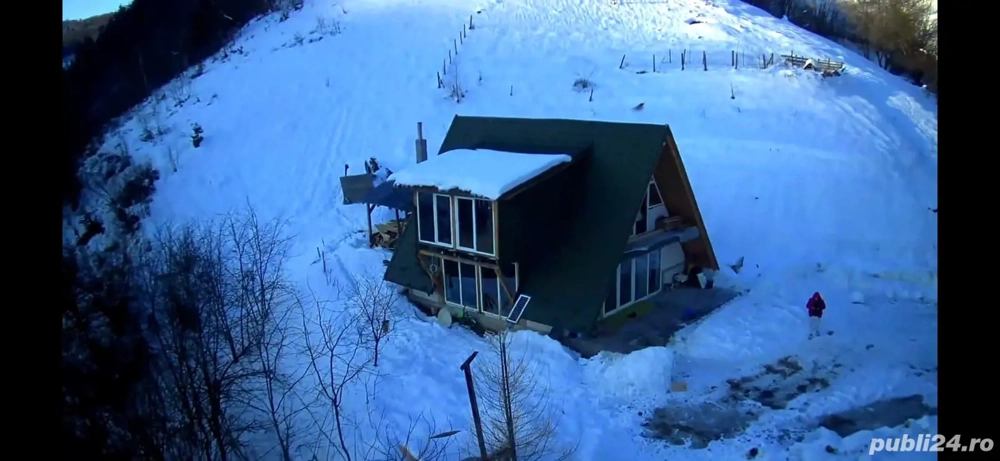 Vând cabană la munte