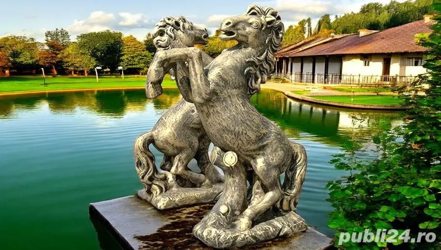 Statuetă căluț mediu, auriu patinat, model S37.