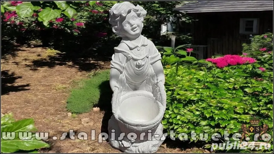 Statuetă copil cu ghiveci, alb marmorat, model S36.