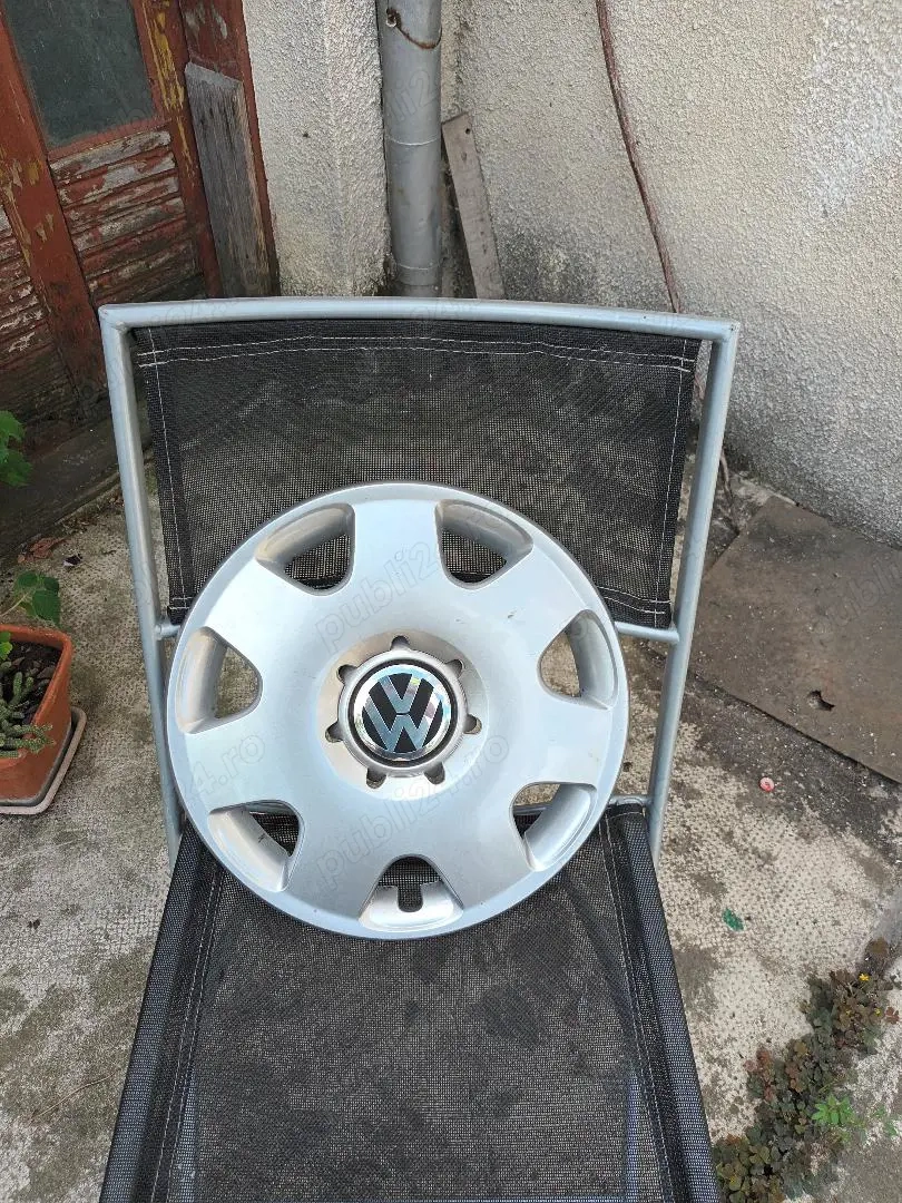 Vând diferite accesorii auto.