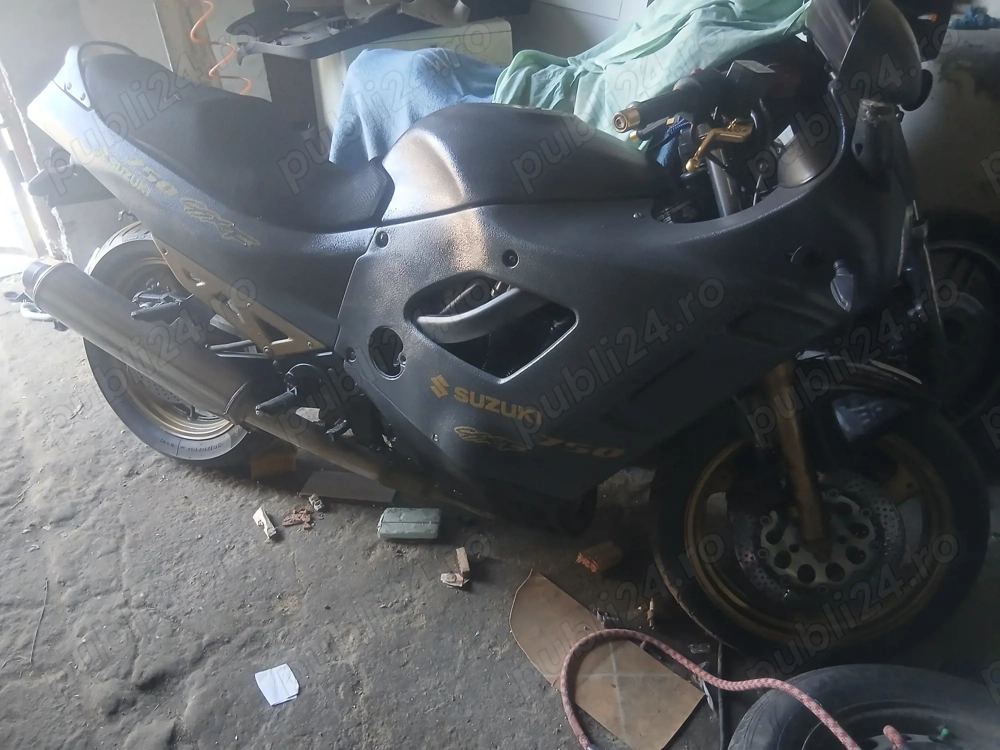 Motocicleta suzuki gsxf 750 