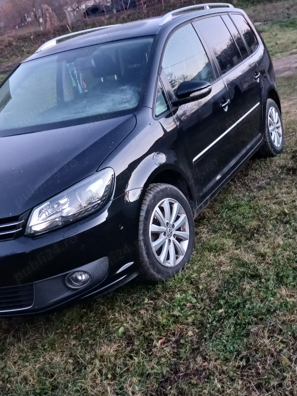 Se vinde vw touran foarte bine lntreținută motor 1.6 diesel an 2011 unic proprietar cauciucuri de ia