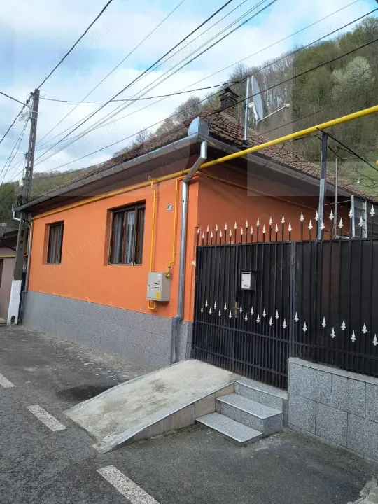 Vand casa la Nadrag zona linistita foarte aproape de centru