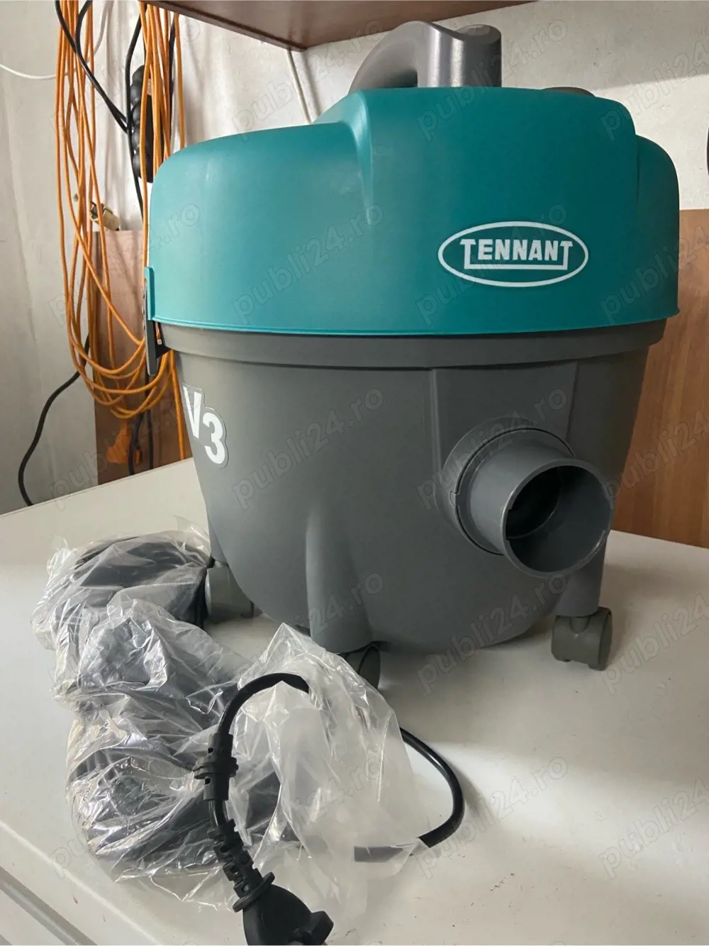 vînd aspirator 220V