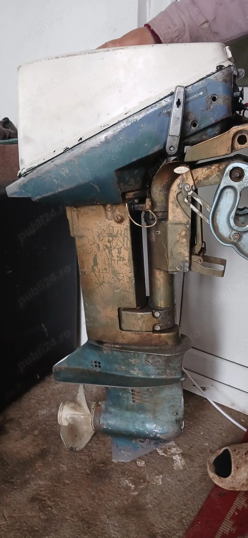 Vând motor de 9 ,9 cai 