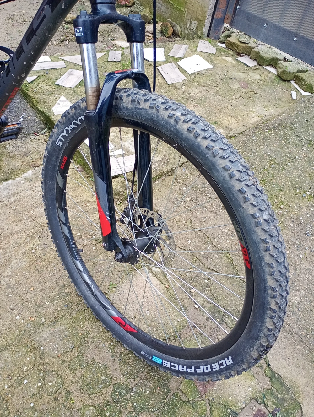 Vând bicicleta arată foarte bine 